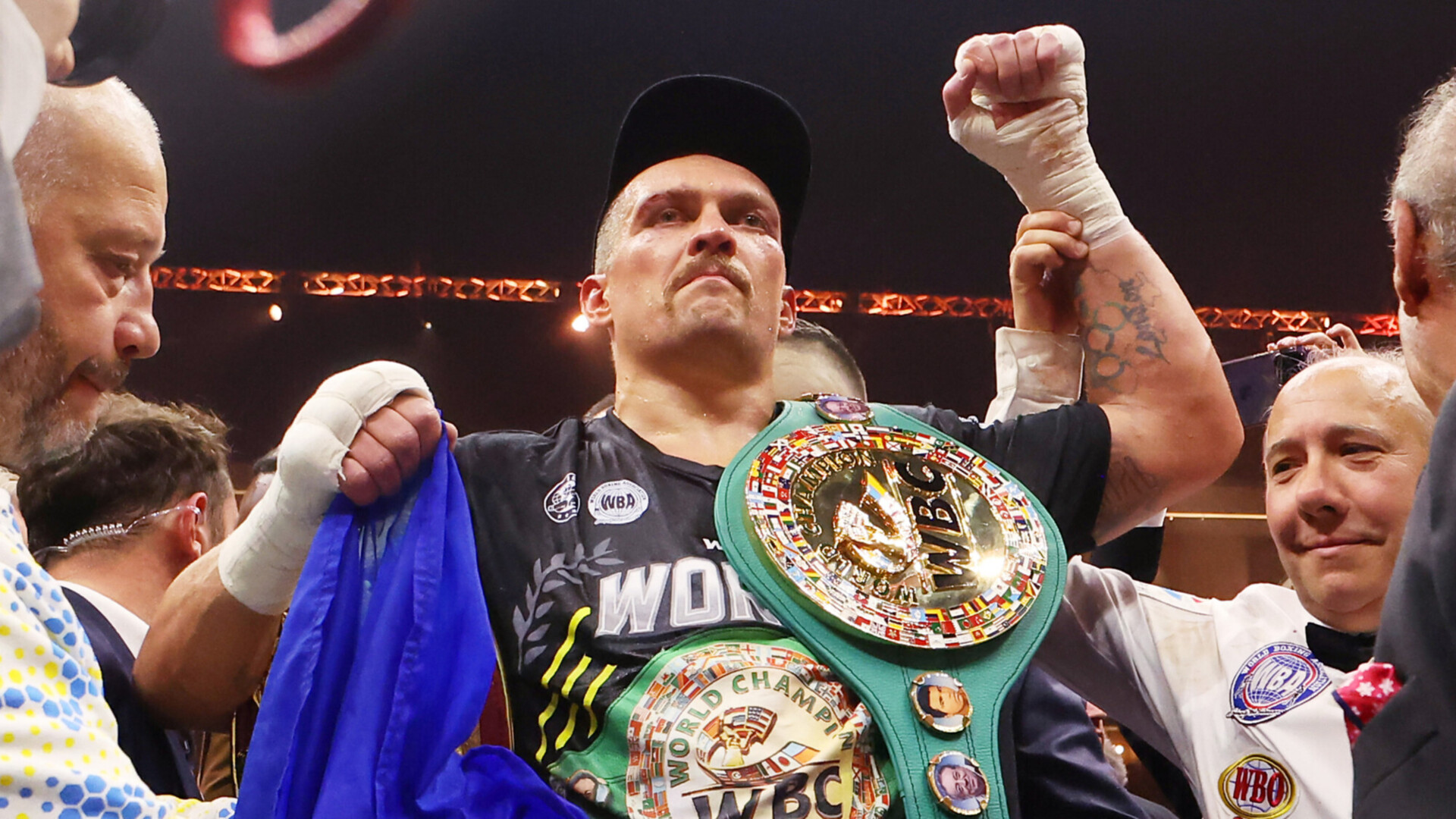 Боксер Усик освободил три чемпионских пояса Боксер Усик освободил три чемпионских пояса