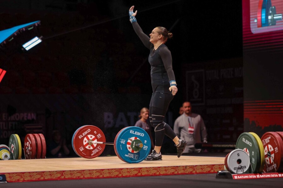 Россиянка в 17 лет снесла рекорд на чемпионате Европы. Взяла медаль и довела соперницу до истерики Россиянка в 17 лет снесла рекорд на чемпионате Европы. Взяла медаль и довела соперницу до истерики