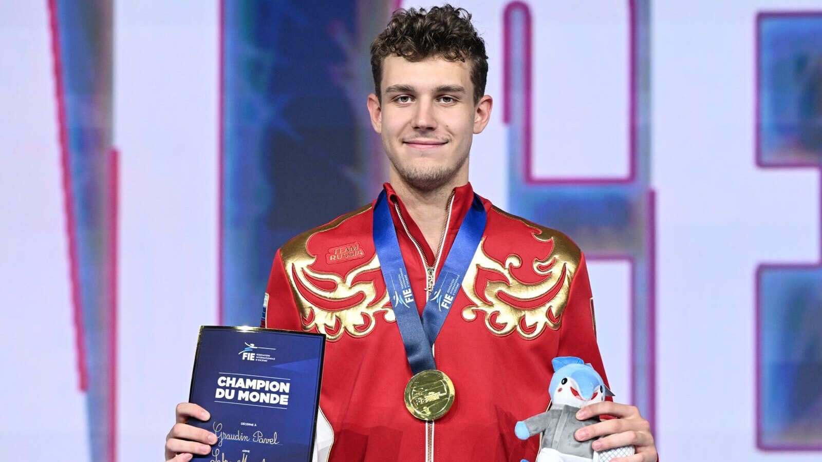 Россиянин спел гимн на пьедестале чемпионата мира. И взлетел в воздух. Видео Россиянин спел гимн на пьедестале чемпионата мира. И взлетел в воздух. Видео