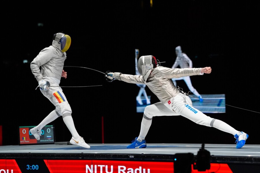 Россиянин спел гимн на пьедестале чемпионата мира. И взлетел в воздух. Видео Россиянин спел гимн на пьедестале чемпионата мира. И взлетел в воздух. Видео