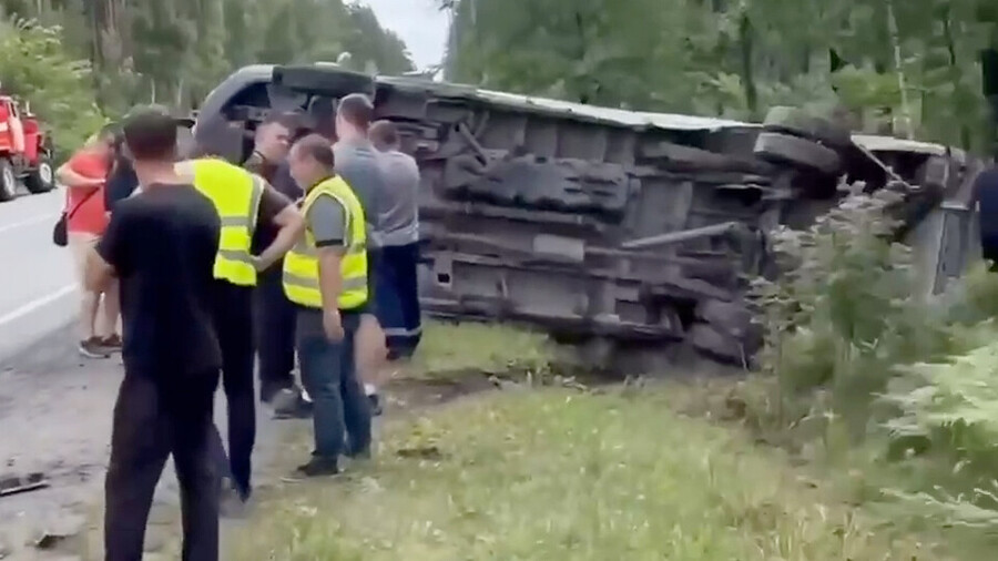 Российская хоккейная команда попала в страшную аварию. Автобус улетел в кювет и перевернулся