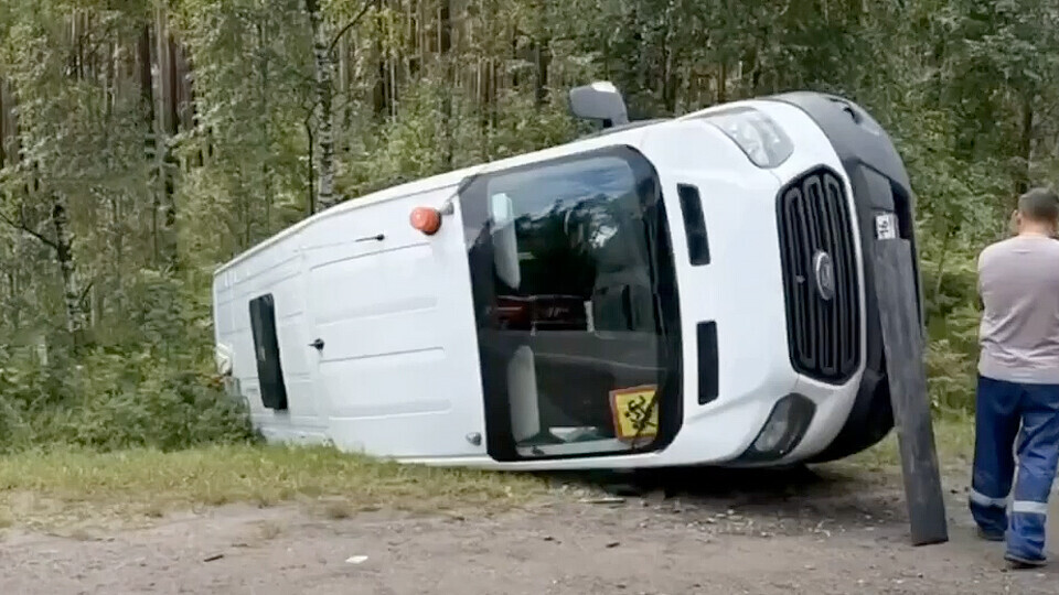 Российская хоккейная команда попала в страшную аварию. Автобус улетел в кювет и перевернулся
