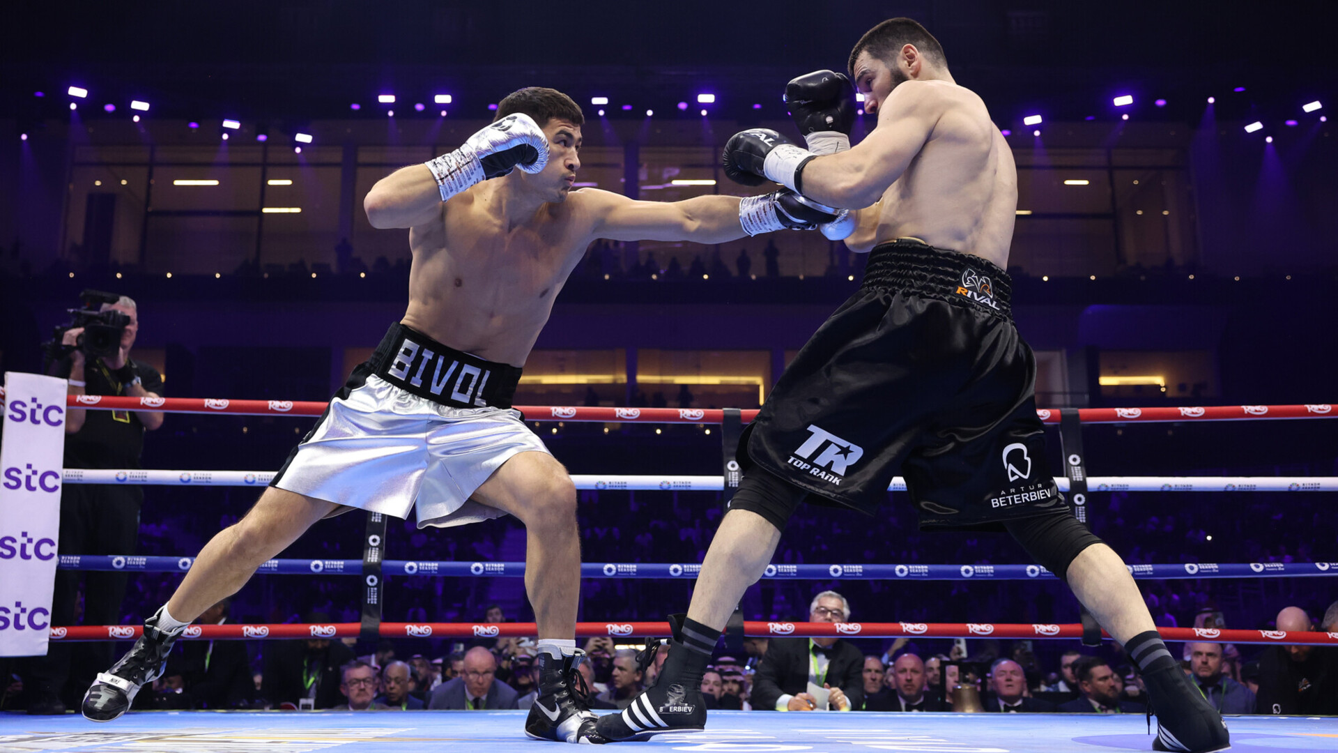 Бивол готов освободить титул WBO ради поединка с Бетербиевым