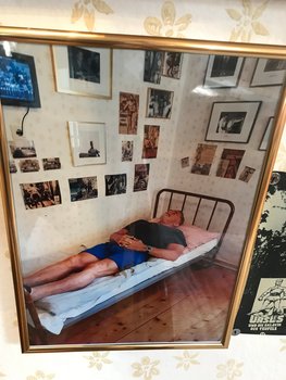 Мы съездили в родной дом Шварценеггера в Австрии и зафиксировали, как бедно жила его семья. 20 атмосферных фото Мы съездили в родной дом Шварценеггера в Австрии и зафиксировали, как бедно жила его семья. 20 атмосферных фото